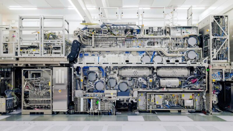 الآلة بـ 400 مليون دولار: كيف تُحدد ASML مستقبل الرقائق الإلكترونية وتُشعل سباق القوى العظمى؟