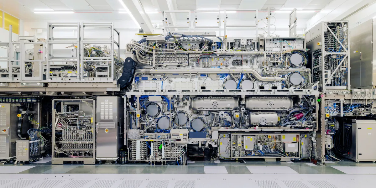 الآلة بـ 400 مليون دولار: كيف تُحدد ASML مستقبل الرقائق الإلكترونية وتُشعل سباق القوى العظمى؟