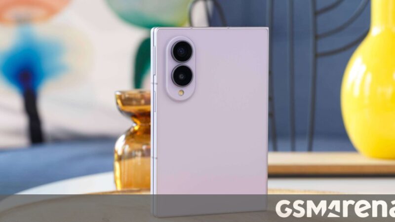 استكشف سامسونج Galaxy Z Fold8 في نظرة أولية شاملة. تعرف على تصميمه المبتكر، شاشته الفريدة، مميزاته، وألوانه المتاحة، وكيف يعيد تعريف تجربة الهواتف القابلة للطي.