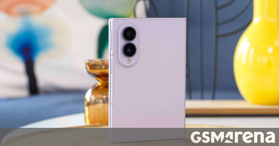استكشف سامسونج Galaxy Z Fold8 في نظرة أولية شاملة. تعرف على تصميمه المبتكر، شاشته الفريدة، مميزاته، وألوانه المتاحة، وكيف يعيد تعريف تجربة الهواتف القابلة للطي.